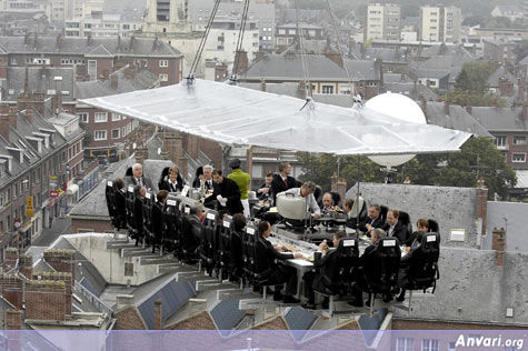 Restaurant 04 - Restaurant Hanging from a Crane 