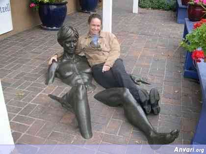 44a243197e483988827699 - Strange Statues around the World 