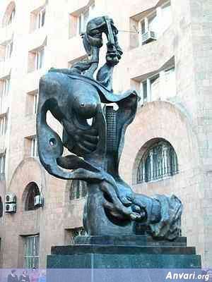 44a2431a3c980677740268 - Strange Statues around the World 