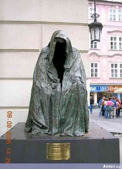 44a2431b6125b914703845 - Strange Statues around the World 