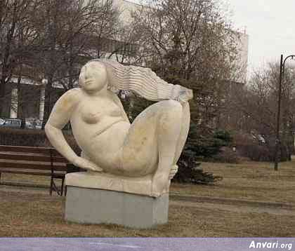 44a2431d530d8871470714 - Strange Statues around the World 