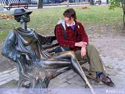 44a2431fcf3d7102545615 - Strange Statues around the World 