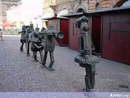 44a2432378ebe211199777 - Strange Statues around the World 