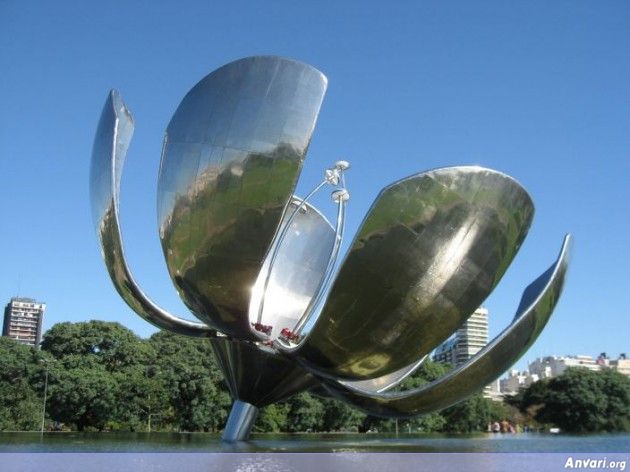 Floralis Generica 630x472 - Strange Statues around the World 