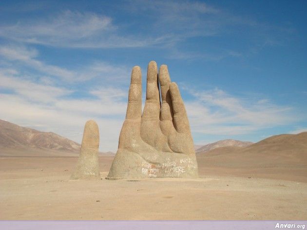 Hand Of The Desert 630x472 - Strange Statues around the World 