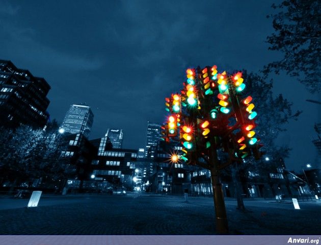 The Traffic Light Tree 1 630x482 - Strange Statues around the World 