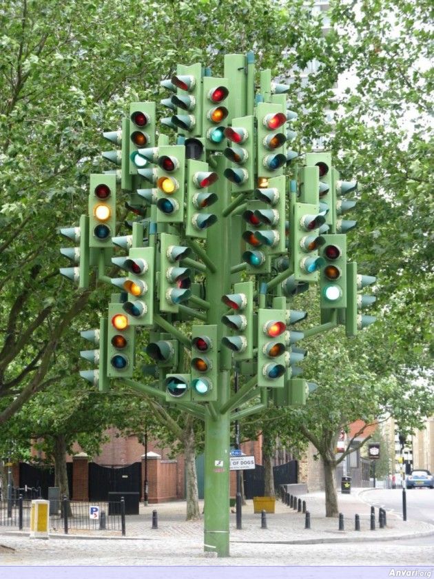 The Traffic Light Tree 630x840 - Strange Statues around the World 