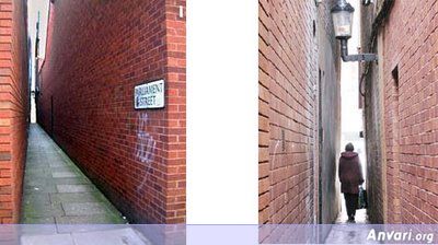 The Narrowest Street Castletown England - The Most Unusual Roads in the World 